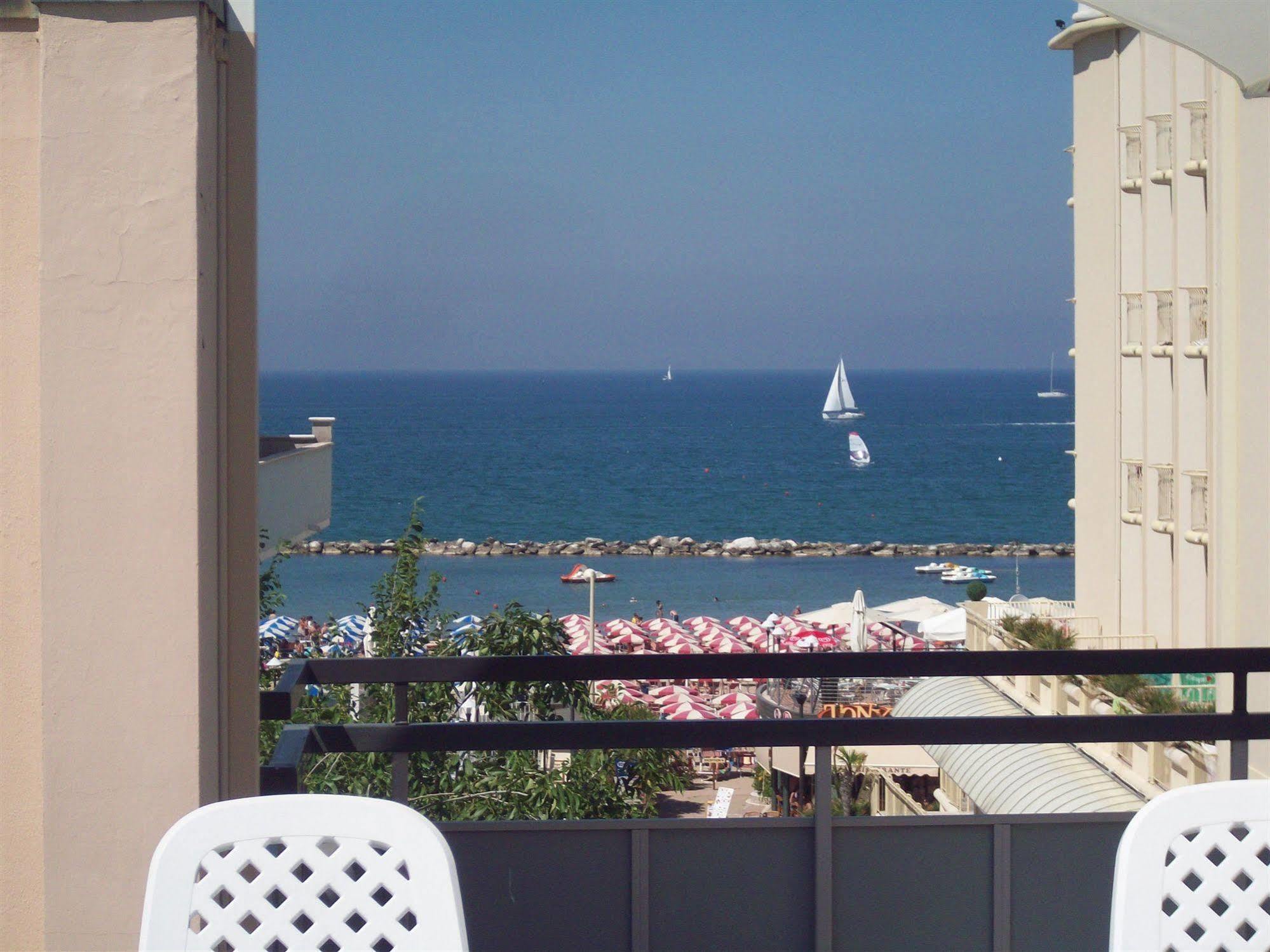 Hotel Des Bains Cattolica Extérieur photo